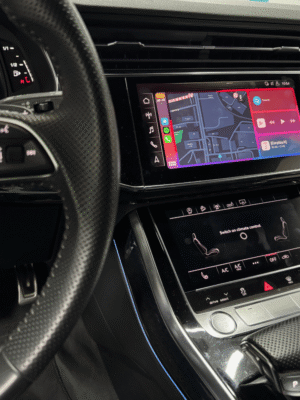 Audi su aktyvuota Apple Carplay sistema leidžia naudotis Waze navigacijos programėle.