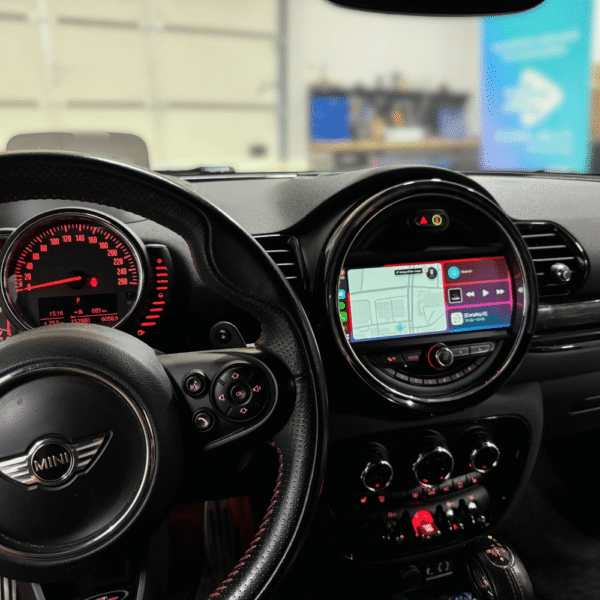 Automobiliui Mini su NBT EVO multimedijos sistema aktvyuotas Carplay