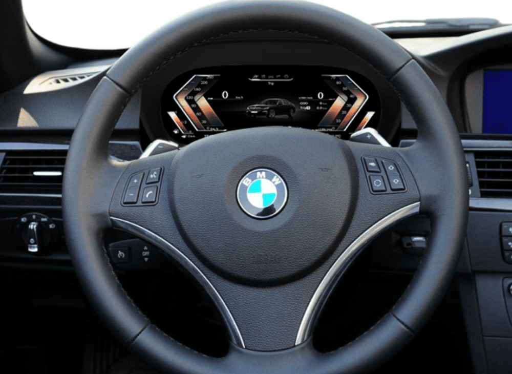 Atnaujinto įvaizdžio skaitmeninis prietaisų skydelis sumontuotas į BMW E90 automobilį.