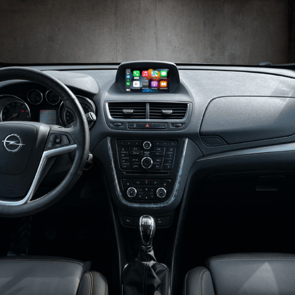 Opel Mokka automobilis su integruota Apple Carplay beviele sistema originalioje multimedijos sistemoje, nepakeitus ekrano.