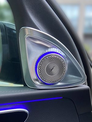besisukantis-aukštų-dažnių-garsiakalbis-mercedes-w206-mėlynas-apšvietimas