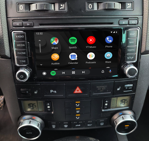 The original RNS510 multimedia system has Android Auto and CarPlay functions.